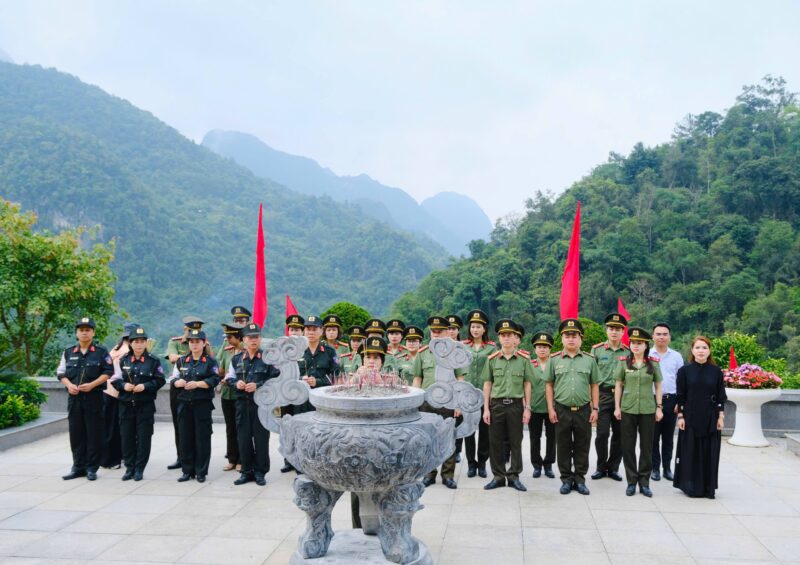 Đoàn công tác Dược phẩm Verasunshine cùng Bệnh viện YHCT Bộ Công An đã đến dâng hoa, dâng hương tưởng niệm Chủ tịch Hồ Chí Minh tại Đền thờ trong Khu di tích Quốc gia đặc biệt Pác Bó, xã Trường Hà.
