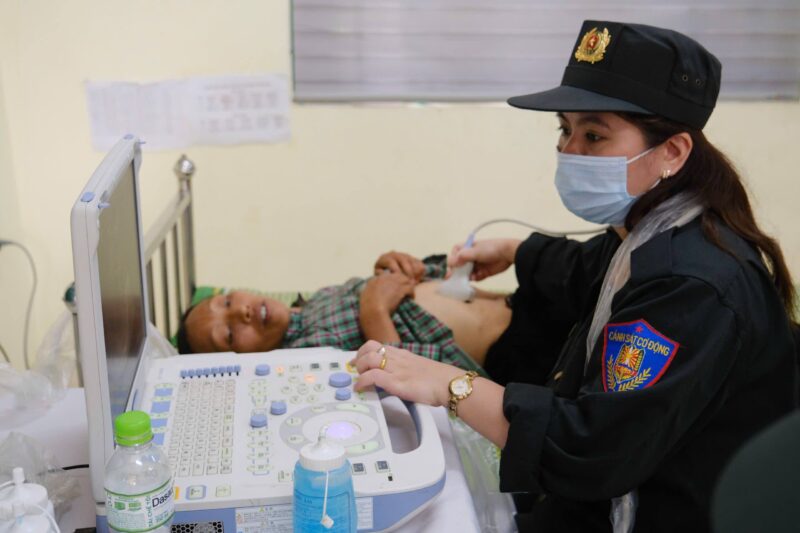 Dược phẩm Verasunshine đồng hành khám bệnh, siêu âm, điện tim và tư vấn sức khỏe cho người dân địa phương