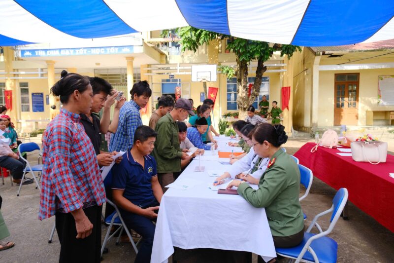Dược phẩm Verasunshine đồng hành cùng bà con tham gia chương trình khám bệnh tại xã Lũng Nặm