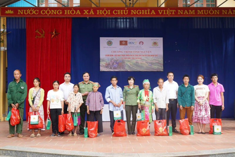 Đại tá Lương Văn Thiểm, Đại tá, BSCKII Lê Thị Minh Nguyệt cùng Giám đốc Lê Xuân Chung Dược phẩm Verasunshine trao quà cho các hộ gia đình có hoàn cảnh khó khăn.