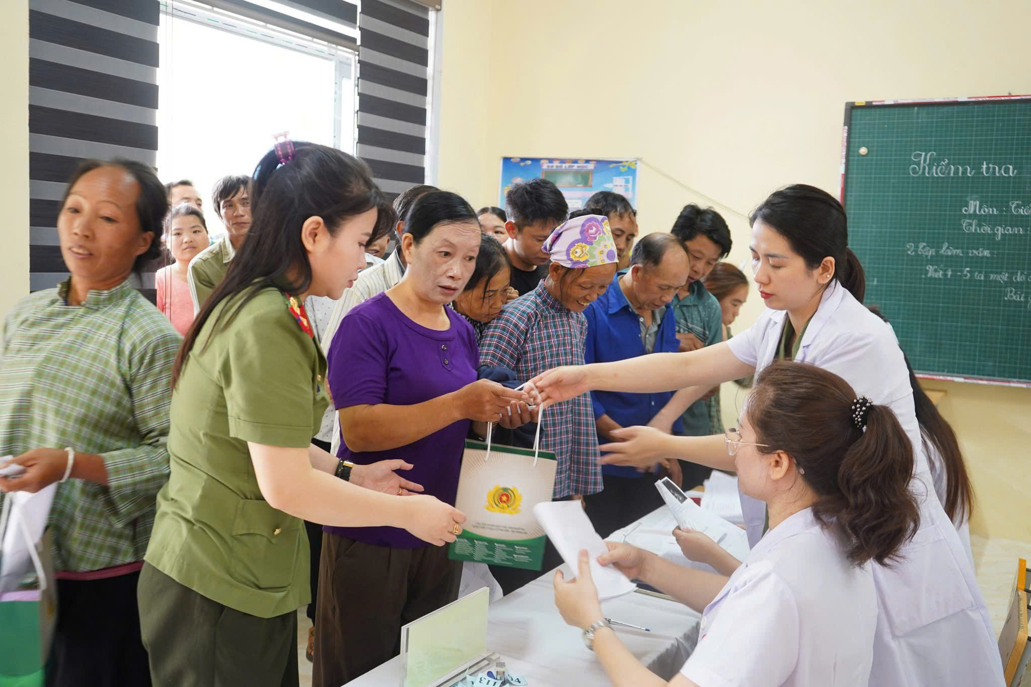 Dược phẩm Verasunshine đồng hành cấp phát thuốc miễn phí, chung tay chăm sóc sức khỏe người dân xã Lũng Nặm